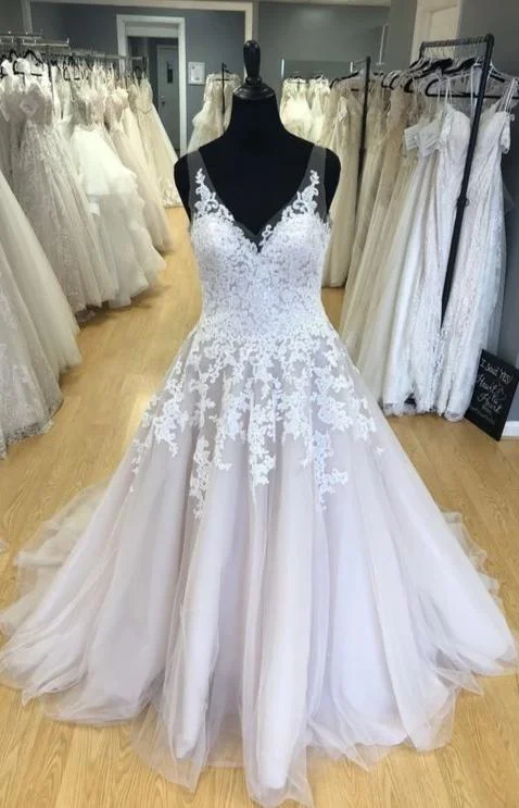 Latest Trends Elegant V-neckline Lace and Tulle Plus Size Wedding Dress